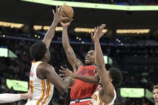 Clint Capela (à gauche) et les Hawks ont été lourdement battus par les Clippers de Kawhi Leonard samedi KEYSTONE/AP/Jayne Kamin-Oncea